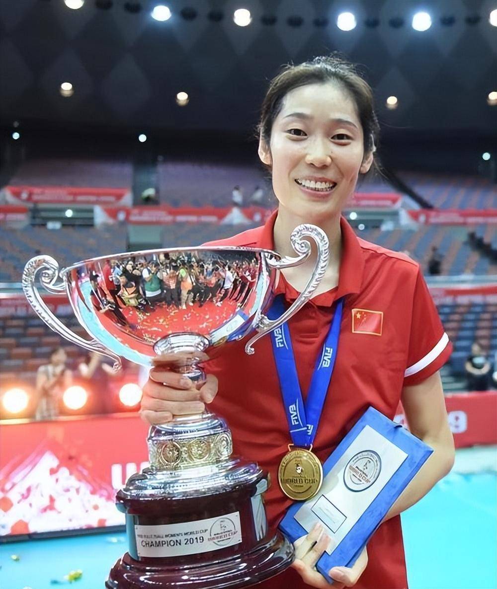 关于震撼！朱婷在乒乓球赛场险胜对手！的信息